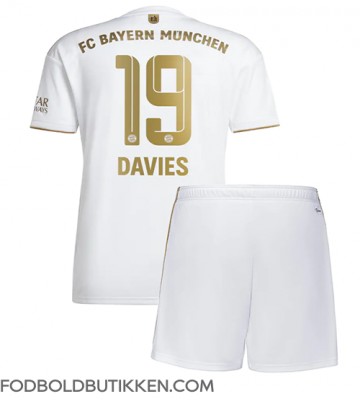 Bayern Munich Alphonso Davies #19 Udebanetrøje Børn 2022-23 Kortærmet (+ Korte bukser)